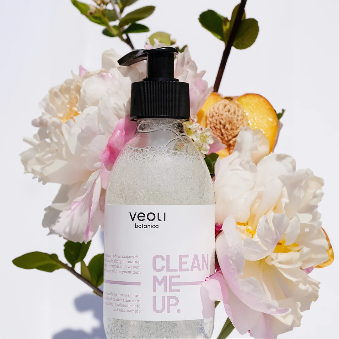 Veoli Clean Me Up - Refreshing Cleansing Gel - Enriched with Niacinamide, Ceramides & Hyaluronic Acid - Red Fruits Scent - For Normal to Combination Skin